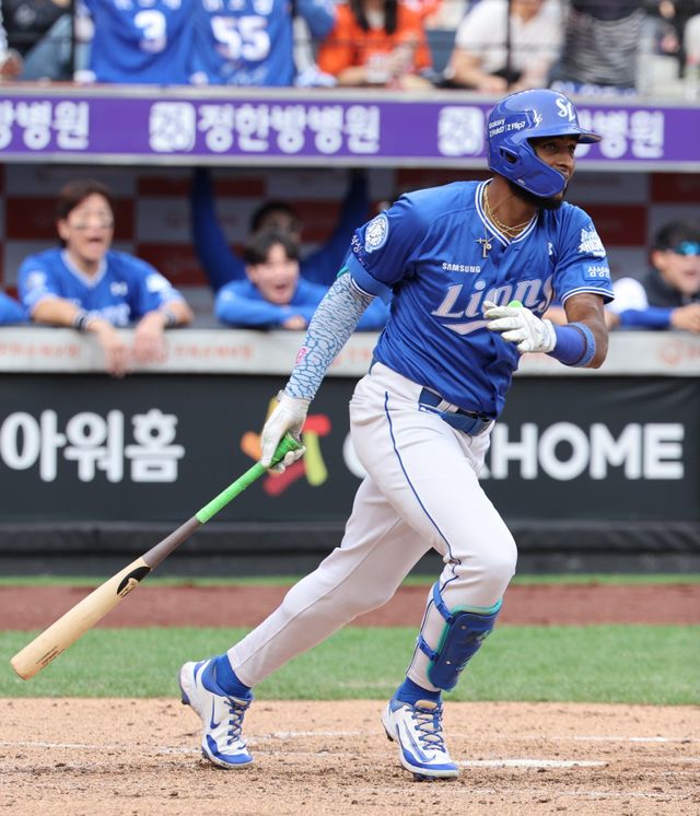 19일 대전 중구 한화생명볼파크에서 열린 2025 KBO 포스트시즌 플레이오프 2차전 삼성 라이온즈와 한화 이글스의 경기, 3회초 1사 1,3루 삼성 디아즈가 역전 1타점 2루타를 친 뒤 타구를 응시하고 있다. 대전｜뉴시스