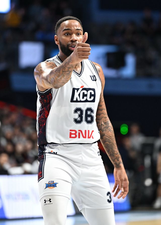 KCC 숀 롱은 19일 고양 소노와 원정경기서 20득점, 16리바운드로 활약하며 팀의 4연승과 1위 사수에 힘을 보탰다. 사진제공｜KBL