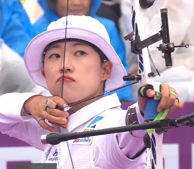안산은 19일 중국 난징의 유스올림픽촌 양궁장에서 벌어진 쉬신쯔와 대회 마지막날 여자 개인전 결승에서 슛오프 승부 끝에 세트스코어 6-5로 이겼다. 슛오프에서 8점을 쏘며 패색이 짙었지만 상대가 7점을 쏘며 극적으로 금메달을 목에 걸었다. 멕시코 틀락스카라에서 열린 2022년 대회 이후 3년만에 월드컵 파이널 금메달을 되찾아왔다. 사진출처│세계양궁연맹 인스타그램