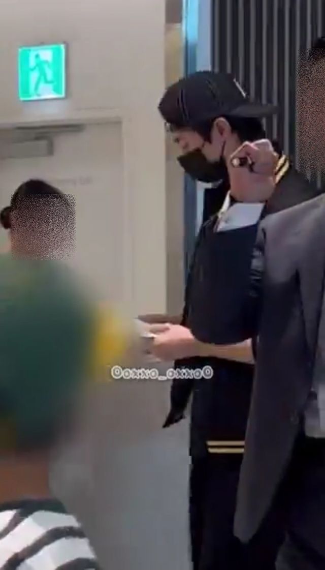 변우석이 12일 홍콩으로 출국하기 위해 인천국제공항을 찾은 가운데 그의 경호원이 라운지 이용객들에게 플래시를 쏘고 있는 모습이 포착돼 논란을 빚었다. 사진제공｜X(구 트위터)