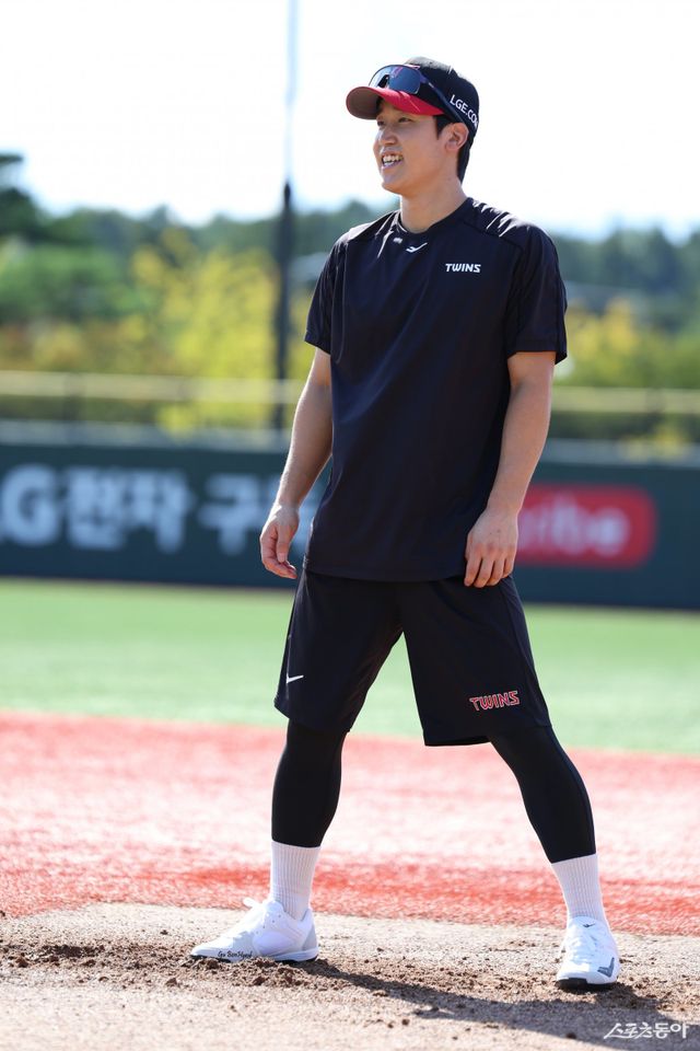 LG 구본혁이 이천 LG챔피언스파크에서 열린 한국시리즈 대비 훈련 도중 미소를 짓고 있다. 사진제공｜LG 트윈스
