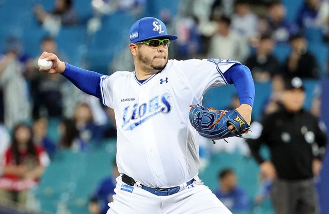 한화 류현진과 삼성 후라도가 21일 대구삼성라이온즈파크에서 열릴 PO 4차전에서 선발 맞대결을 펼친다. 류현진은 2007년 이후 18년만에 KBO리그 가을야구 무대에 선다. 후라도는 준PO 4차전에서 호투한 좋은 기운을 이어가겠다는 각오다. 뉴시스