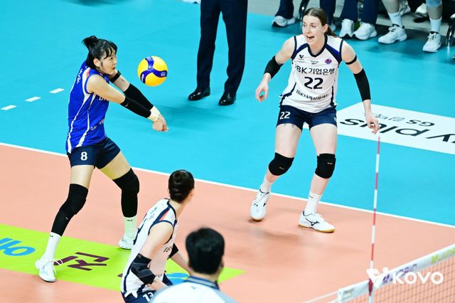 IBK기업은행 베테랑 리베로 임명옥(왼쪽)이 19일 장충체육관에서 열린 GS칼텍스와 V리그 여자부 개막전 원정경기 도중 상대 공격을 받아내고 있다. 사진제공｜KOVO