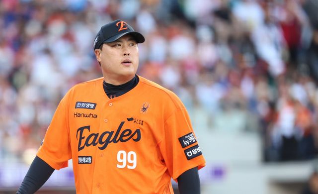 한화 류현진과 삼성 후라도가 21일 대구삼성라이온즈파크에서 열릴 PO 4차전에서 선발 맞대결을 펼친다. 류현진은 2007년 이후 18년만에 KBO리그 가을야구 무대에 선다. 후라도는 준PO 4차전에서 호투한 좋은 기운을 이어가겠다는 각오다. 뉴시스