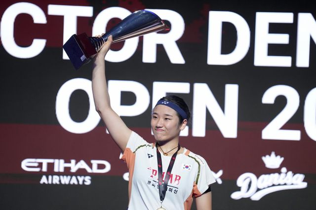 안세영은 경쟁자들의 변칙 전략 구사를 딛고 세계 1위 자리를 굳건히 지키고 있다. 궁극적으론 그 누구에게도 지지않는 선수가 되는 게 목표다. 사진은&nbsp;19일(한국시간)&nbsp;덴마크 오덴세 유스케방크아레나에서 열린 2025덴마크오픈 여자단식에서&nbsp;우승을 차지한 뒤 기뻐하는 모습. 오덴세│AP뉴시스