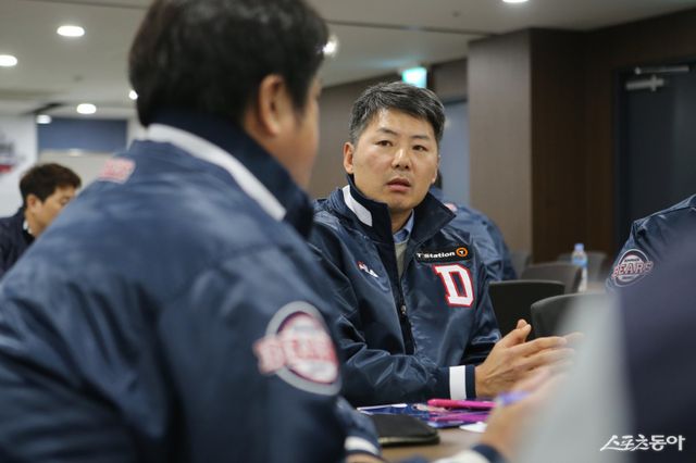 김원형 전 SSG 감독이 두산의 제12대 사령탑으로 선임됐다. 20일 계약 기간 2+1년, 최대 20 원에 계약했다. 두산 투수코치 시절 김 감독. 사진제공｜두산 베어스