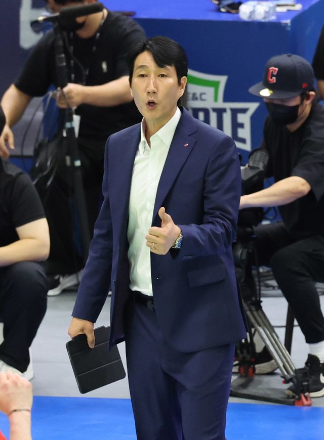 권영민 한국전력 감독이 20일 수원체육관에서 열린 ‘진에어 2025~2026 V리그’ 남자부 개막전 한국전력과 경기 도중 선수들에게 작전을 지시하고 있다. 수원｜뉴시스