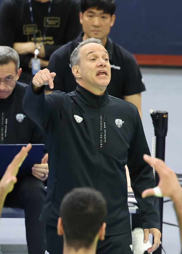 마우리시오 파에스 우리카드 감독이 20일 수원체육관에서 열린 한국전력과 ‘진에어 2025~2026 V리그’ 남자부 개막전 도중 선수들에게 작전을 지시하고 있다. 수원｜뉴시스