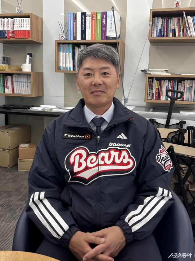 김원형 두산 감독이 20일 잠실구장 내 구단사무실에서 스포츠동아와 인터뷰를 마친 뒤 포즈를 취하고 있다. 김 감독은 “싸워서 이기는 게 팬들을 기쁘게 하는 최고의 선물”이라며 승부욕을 드러냈다. 잠실ㅣ강산 기자 posterboy@donga.com