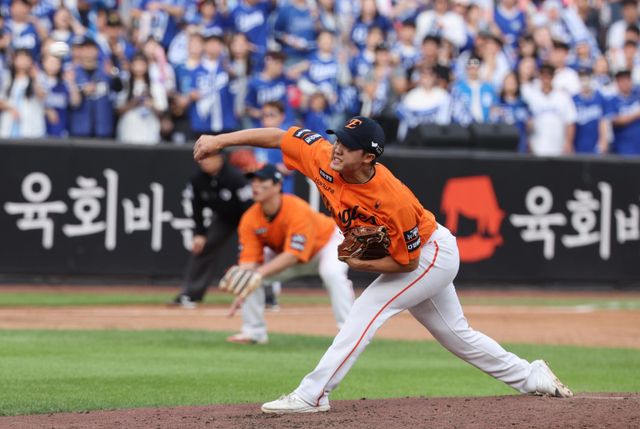 한화 정우주는 PO 2차전서 PS 데뷔를 성공적으로 치러냈다. 대전｜뉴시스