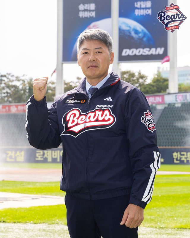 김원형 두산 감독이 20일&nbsp;잠실구장에서&nbsp;포즈를 취하고 있다. 김 감독은 “싸워서 이기는 게 팬들을 기쁘게 하는 최고의 선물”이라며 승부욕을 드러냈다.&nbsp;사진제공｜두산 베어스
