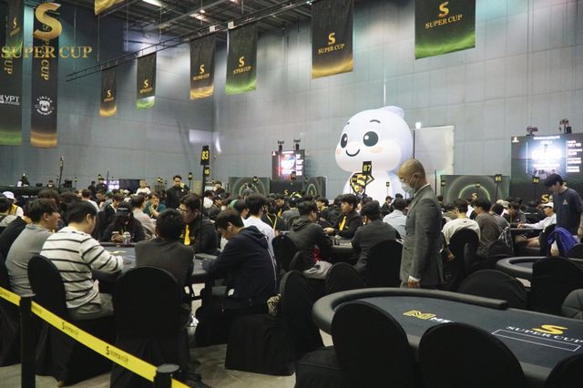 행사장 내 포토존에 설치된 대회 공식 마스코트 슈퍼샤크 조형물.