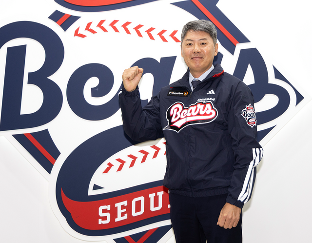 김원형 두산 감독이 20일 잠실구장에서 포즈를 취하고 있다. 김 감독은 “싸워서 이기는 게 팬들을 기쁘게 하는 최고의 선물”이라며 승부욕을 드러냈다. 사진제공｜두산 베어스