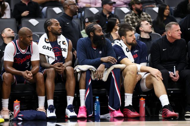 폴 조지, 카와이 레너드, 제임스 하든, 이비차 주바치(왼쪽부터) 등 LA 클리퍼스 선수들이 시범경기 도중 벤치에 앉아 경기를 지켜보고 있다. AP뉴시스