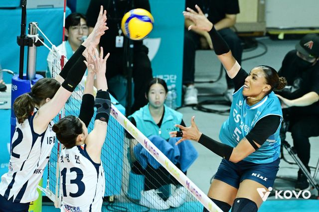 GS칼텍스 실바(오른쪽)가 19일 장충체육관에서 열린 V리그 여자부 개막전 홈경기에서 IBK기업은행 블로커들을 피해 스파이크 공격을 시도하고 있다. 사진제공｜KOVO