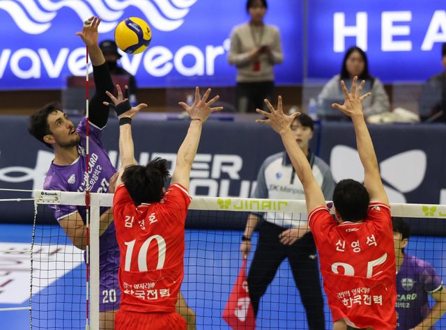 우리카드 외국인 공격수 아라우조(왼쪽)가 20일 수원체육관에서 열린 한국전력과 ‘진에어 2025~2026 V리그’ 남자부 개막전 도중 연타를 시도하고 있다. 수원｜뉴시스