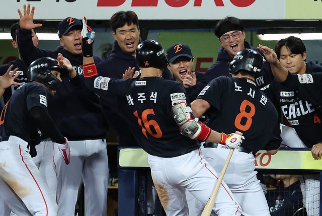 한화 노시환(8번)이 21일 대구삼성라이온즈파크에서 열린 ‘2025 신한 SOL 뱅크 KBO PS’ 삼성과 PO 3차전에서 5회초 역전 2점홈런을 터트린 뒤 팀 동료들로부터 축하를 받고 있다.대구｜뉴시스