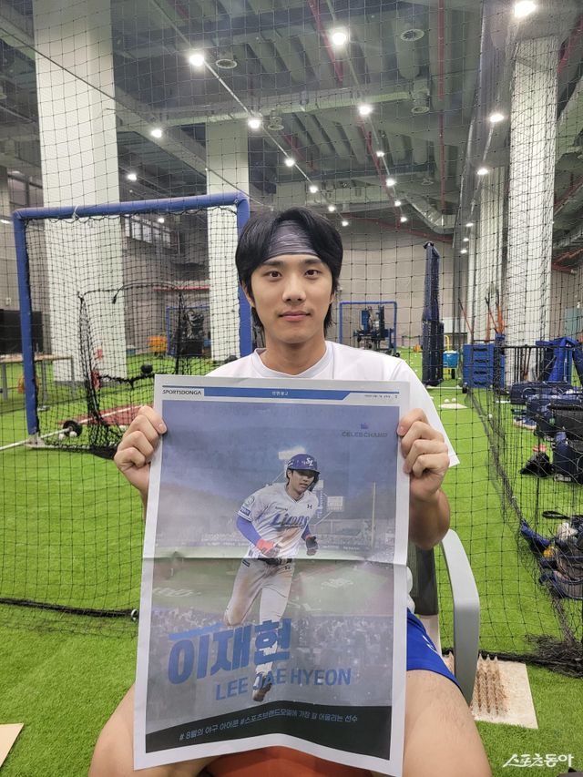 삼성 내야수 이재현이 21일 대구 삼성라이온즈파크 실내 연습장에서 자신의 전면 광고가 나온 10월 17일자 스포츠동아 지면을 들고 사진촬영을 하고 있다. 이재현은 스포츠동아가 ‘셀럽챔프’ 앱과 지난달 7일까지 진행한 ‘스포츠 브랜드 모델로 가장 잘 어울리는 선수는?’이라는 투표에서 38.55%의 투표율로 전체 1위를 차지했다. 대구｜ 장은상 기자 award@donga.com