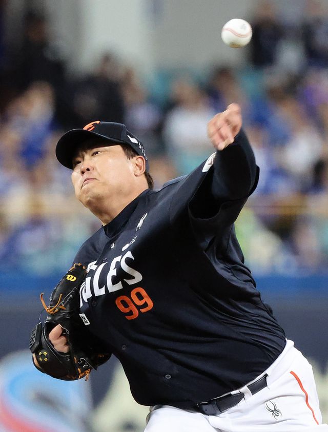 한화 류현진이 21일 대구삼성라이온즈파크에서 열린 ‘2025 신한 SOL 뱅크 KBO PS’ 삼성과 PO 3차전에 선발등판해 힘차게 공을 던지고 있다. 대구｜뉴시스