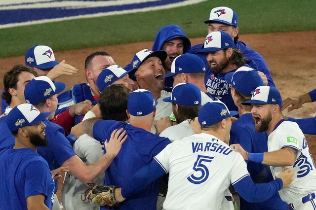 토론토는 선수단이 21일(한국시간) 로저스센터서 열린 ‘2025 MLB PS’ 시애틀과 ALCS 7차전서 4-3으로 승리한 이후 기쁨을 만끽하고 있다. 토론토(캐나다)｜AP뉴시스