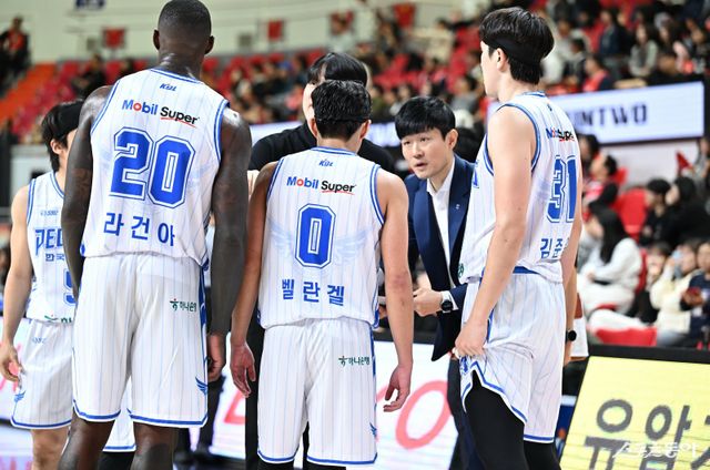 가스 공사 강혁 감독(오른쪽에서 2번째)이 경기 도중 선수들을 모아 작전을 지시하고 있다. 사진제공｜KBL