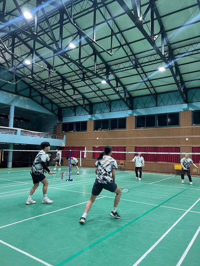 배드민턴은 생활체육의 저변확대를 단적으로 보여주는 종목이다. 생활체육 동호인이&nbsp;2022년 568명에서 올해 1만2115명으로 급증했고,&nbsp;같은 기간&nbsp;스포츠클럽 역시 32개에서 1273개로 늘어났다. 접근성이 좋고 건강 증진에 도움이 된다는 사실이 저변확대에 큰 도움이 됐다. 사진은 회원 40명의 규모로 5년째 운영 중인 목포스포츠배드민턴클럽에서 활동하는 동호인들. 사진제공│신성민 목포스포츠배드민턴클럽 감독