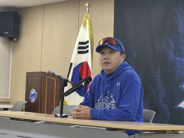 박진만 삼성 감독은 21일 대구 한화와 PO 3차전에 앞서 선수 시절 맞붙었던 류현진과의 기억을 떠올렸다. 21일 PO 3차전에 앞서 진행한 기자회견에서 취재진의 질문에 답하는 박 감독. 대구｜뉴시스