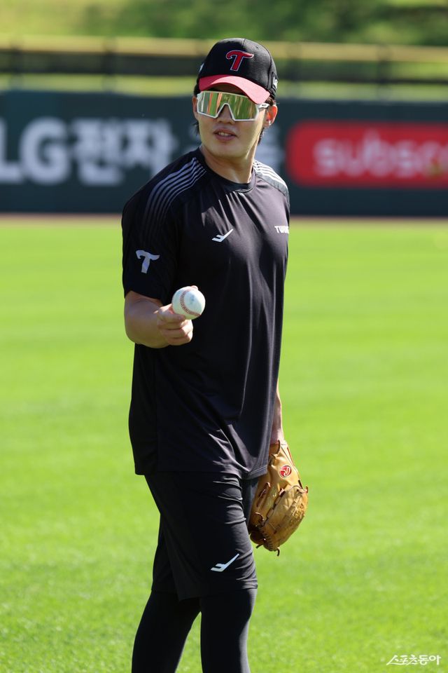 LG 임찬규가 이천 LG챔피언스파크에서 열린 한국시리즈 대비 합숙 훈련 도중 캐치볼로 몸을 풀고 있다. 사진제공｜LG 트윈스