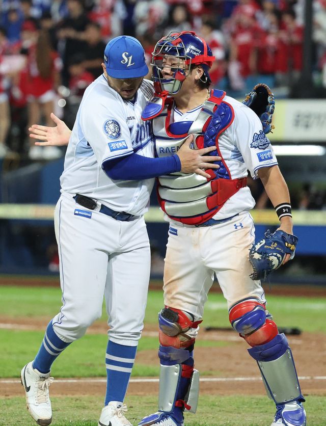 삼성 포수 강민호(오른쪽)는 PO 2차전까지 올해 가을야구 전 경기에 출전했다. 파울타구에 맞아 온몸이 성치 않은 와중에도 매 경기 투혼을 펼치고 있어 후배들의 귀감이 된다. 14일 SSG와 준PO 4차전서 후라도와 하이파이브를 하는 강민호. 뉴시스