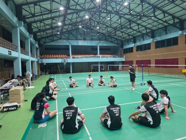 배드민턴은 생활체육의 저변확대를 단적으로 보여주는 종목이다. 생활체육 동호인이&nbsp;2022년 568명에서 올해 1만2115명으로 급증했고,&nbsp;같은 기간&nbsp;스포츠클럽 역시 32개에서 1273개로 늘어났다. 접근성이 좋고 건강 증진에 도움이 된다는 사실이 저변확대에 큰 도움이 됐다. 사진은 회원 40명의 규모로 5년째 운영 중인 목포스포츠배드민턴클럽에서 활동하는 동호인들. 사진제공│신성민 목포스포츠배드민턴클럽&nbsp;감독