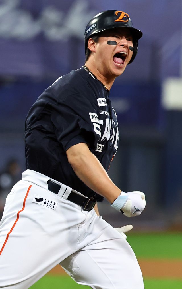 한화 노시환이 21일 대구삼성라이온즈파크에서 열린 ‘2025 신한 SOL 뱅크 KBO PS’ 삼성과 PO 3차전에서 5회초 역전 2점홈런을 터트린 뒤 포효하고 있다. 대구｜뉴시스