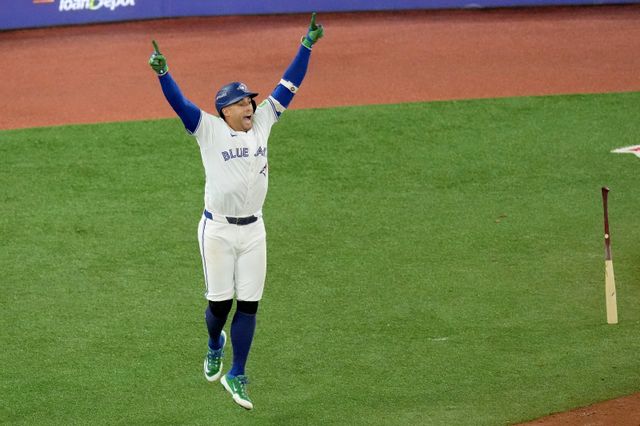 토론토 조지 스프링어가 21일(한국시간) 로저스센터서 열린 ‘2025 MLB PS’ 시애틀과 ALCS 7차전서 7회말 역전 3점 홈런을 터트린 이후 세리머니를 하고 있다. 토론토(캐나다)｜AP뉴시스