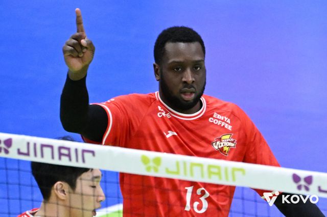 한국전력 외국인 공격수 베논이 20일 수원체육관에서 열린 우리카드와 V리그 남자부 홈개막전에서 동료들에게 사인을 보내고 있다. 사진제공｜KOVO