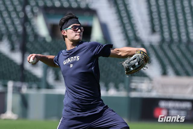 롯데 윤동희가 11일 사직구장에서 열린 마무리 훈련 도중 수비 훈련을 소화하고 있다. 롯데는 2일 일본 미야자키로 수비 강화 캠프를 떠난다. 사진제공｜롯데 자이언츠