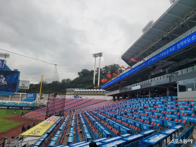 21일 대구 삼성라이온즈파크 원정팀 덕아웃 뒤인 1루 측 관중석이 한화 구단이 미리 준비한 오렌지색 우의로 가득 덮여져 있는 모습. 대구｜장은상 기자 award@donga.com