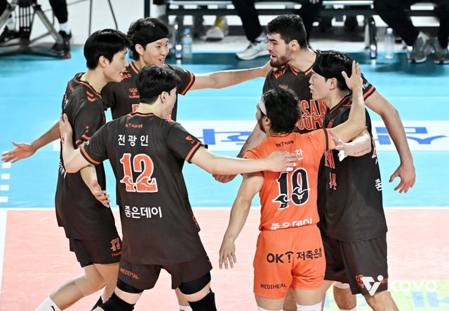 OK저축은행 선수들이 21일 대전충무체육관에서 열린 V리그 남자부 개막전에서 삼성화재를 상대로 득점한 뒤 기뻐하고 있다. 사진제공｜KOVO