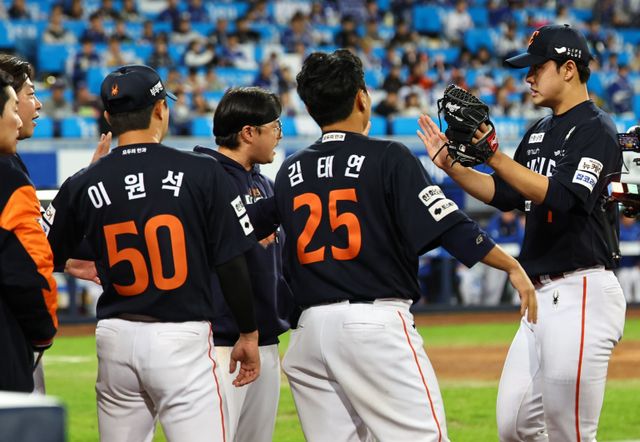 한화 문동주(오른쪽)는 21일 대구 삼성과 PO 3차전에 구원등판해 3이닝을 2안타 1볼넷 4탈삼진 무실점으로 봉쇄하며 팀의 5-4 승리를 이끌었다. 6회말을 실점 없이 마무리한 뒤 동료들과 하이파이브하는 문동주. 대구｜뉴시스