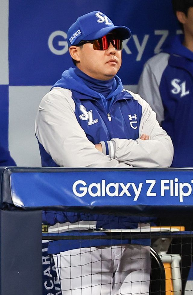 박진만 삼성 감독은 21일 대구 한화와 PO 3차전서 4-5로 패해 시리즈 전적 1승 2패로 벼랑 끝에 몰린 뒤 “4차전에선 가라비토의 불펜 투입도 고민하겠다”고 밝혔다. PO 3차전서 그라운드를 응시하는 박 감독. 대구｜뉴시스