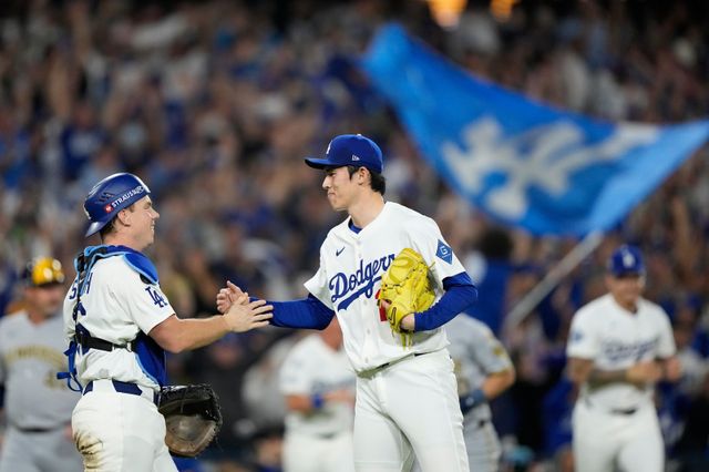다저스 사사키 로키(오른쪽)는 PS 기간 위력적인 투구로 세이브 3개를 챙기며 불펜진에 힘을 보태고 있다.｜AP뉴시스