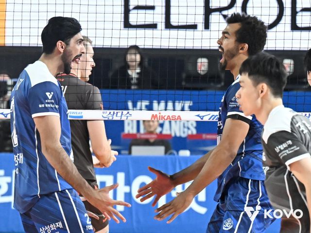 삼성화재 도산지(왼쪽)와 아히가 21일 대전충무체육관에서 열린 V리그 남자부 홈경기에서 OK저축은행을 상대로 세트를 따낸 뒤 마주보며 포효하고 있다. 사진제공｜KOVO