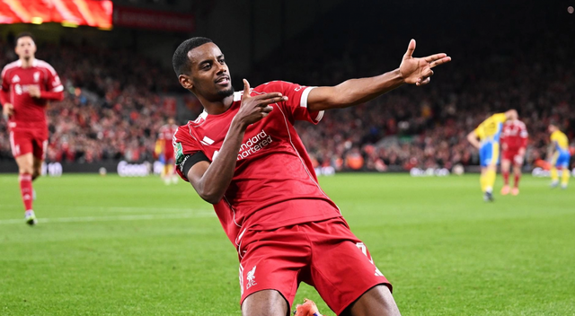 리버풀 공격수 이삭은 이번 시즌 7경기에서 2골에 그치며 기대이하의 성적을 보이고 있다. 일각에선 그가 과거 리버풀에서 첼시로 이적한 뒤 몰락한 토레스의 전철을 밟을 수 있다고 우려한다. 사진출처│리버풀 홈페이지