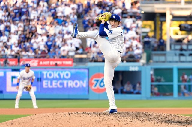 다저스 사사키 로키는 PS 기간 위력적인 투구로 세이브 3개를 챙기며 불펜진에 힘을 보태고 있다.｜AP뉴시스