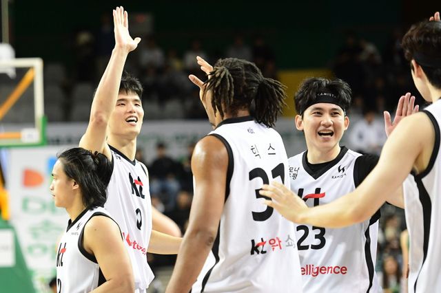 KT는 21일 원주 DB와 원정경기서 84-81로 승리하며 공동 2위로 올라섰다. 하지만 4쿼터 시작과 함께 안고 있던 14점 차의 리드가 따라잡히는 등 경기 후반 불안했다. 사진제공｜KBL