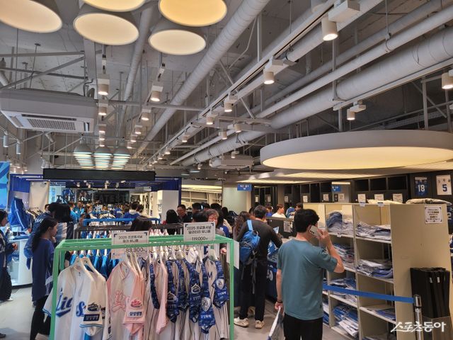 21일 대구 삼성라이온즈파크 공식 스토어가 유니폼과 굿즈를 사려는 팬들로 가득 차 있다. 대구｜장은상 기자 award@donga.com