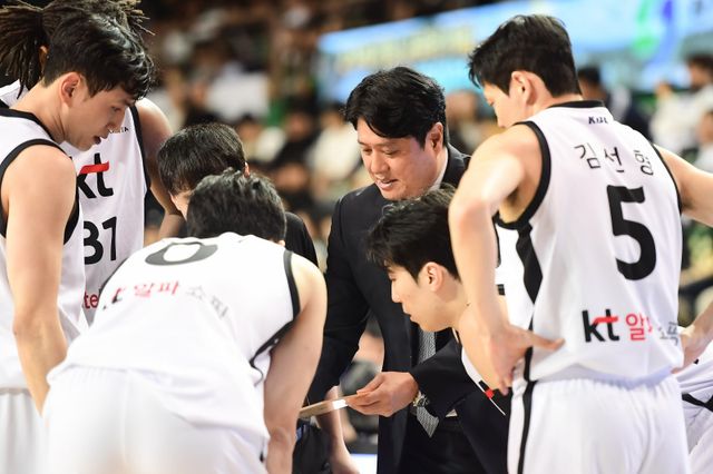 KT는 21일 원주 DB와 원정경기서 84-81로 승리하며 공동 2위로 올라섰다. 하지만 4쿼터 시작과 함께 안고 있던 14점 차의 리드가 따라잡히는 등 경기 후반 불안했다. 사진제공｜KBL