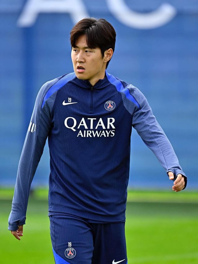 PSG가 숱한 러브콜을 받는 이강인(오른쪽)과의 재계약 협상 테이블을 차릴 전망이다. 그러나 아무리 매력적인 조건을 제시하더라도 출전시간 확대가 보장되지 않으면 재계약 협상은 난항을 빚을 가능성이 크다. 사진출처｜PSG 페이스북