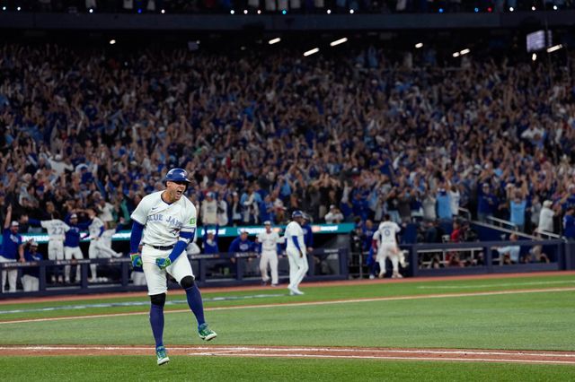 토론토 조지 스프링어가 21일(한국시간) 로저스센터서 열린 ‘2025 MLB PS’ 시애틀과 ALCS 7차전서 7회말 역전 3점 홈런을 터트린 이후 세리머니를 하고 있다. 토론토(캐나다)｜AP뉴시스