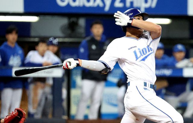 삼성 김영웅이 21일 대구 한화와 PO 3차전 4회말 1사 1·2루서 3점홈런을 쳐냈다. 김영웅의 올가을 2번째이자 PO 첫 홈런이었다. 뉴시스