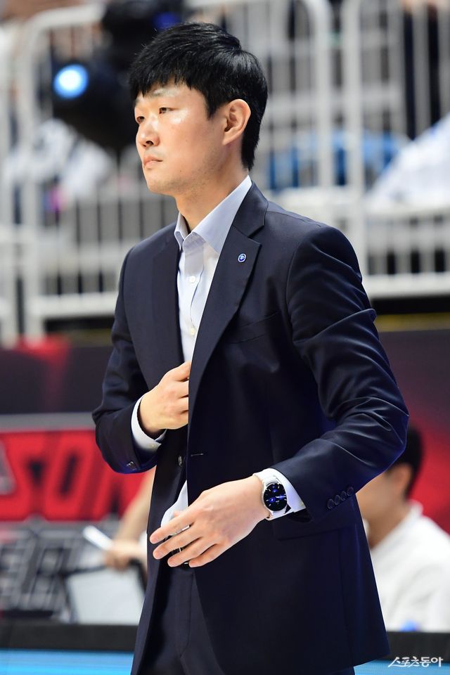 가스공사는 개막 7연패에 빠지는 등 힘든 시간을 보내고 있다. 가스공사 강혁 감독은 외국인 선수 교체를 검토하는 등 팀의 분위기를 바꿔놓기 위해 고심하고 있다. 사진제공｜KBL