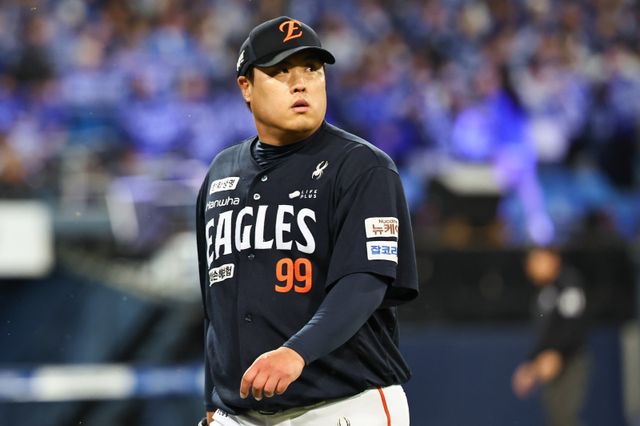 한화 류현진이 21일 대구삼성라이온즈파크에서 열린 ‘2025 신한 SOL 뱅크 KBO PS’ 삼성과 PO 3차전에 선발등판해 2회말을 마친 뒤 덕아웃으로 들어가고 있다. 류현진은 이날 홈런만 두 방을 허용하며 4이닝 4실점을 기록했다. 대구｜뉴시스